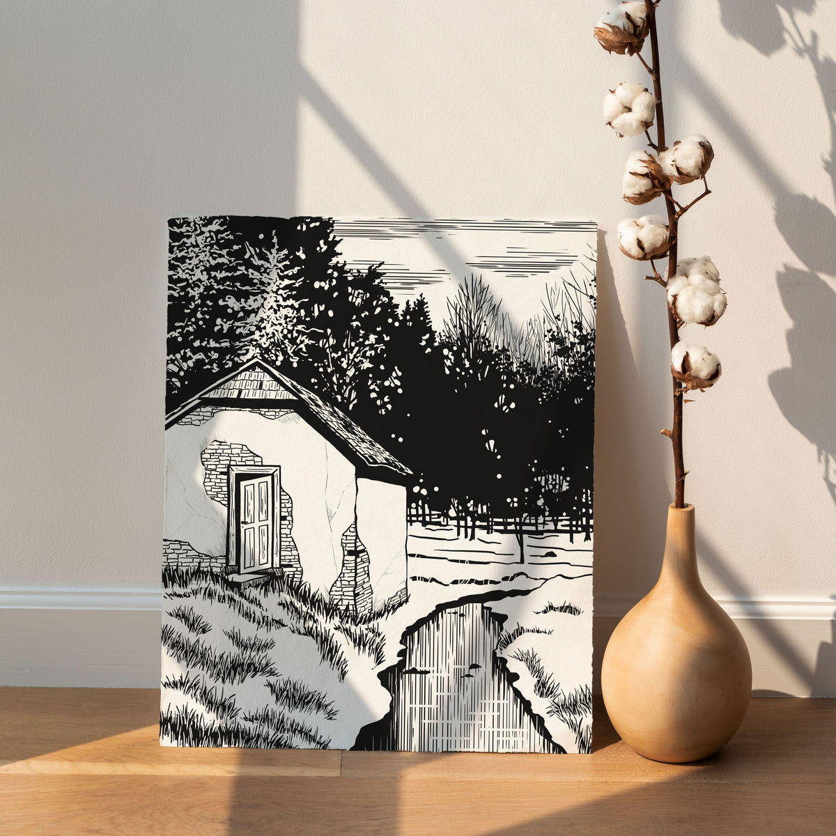 Stimmungsbild zu »1974. Einer dieser Sommer.«: Tuschezeichnung eines kleinen Hauses an einem Bach, an eine Wand gelehnt neben einer Vase mit Baumwollzweig.