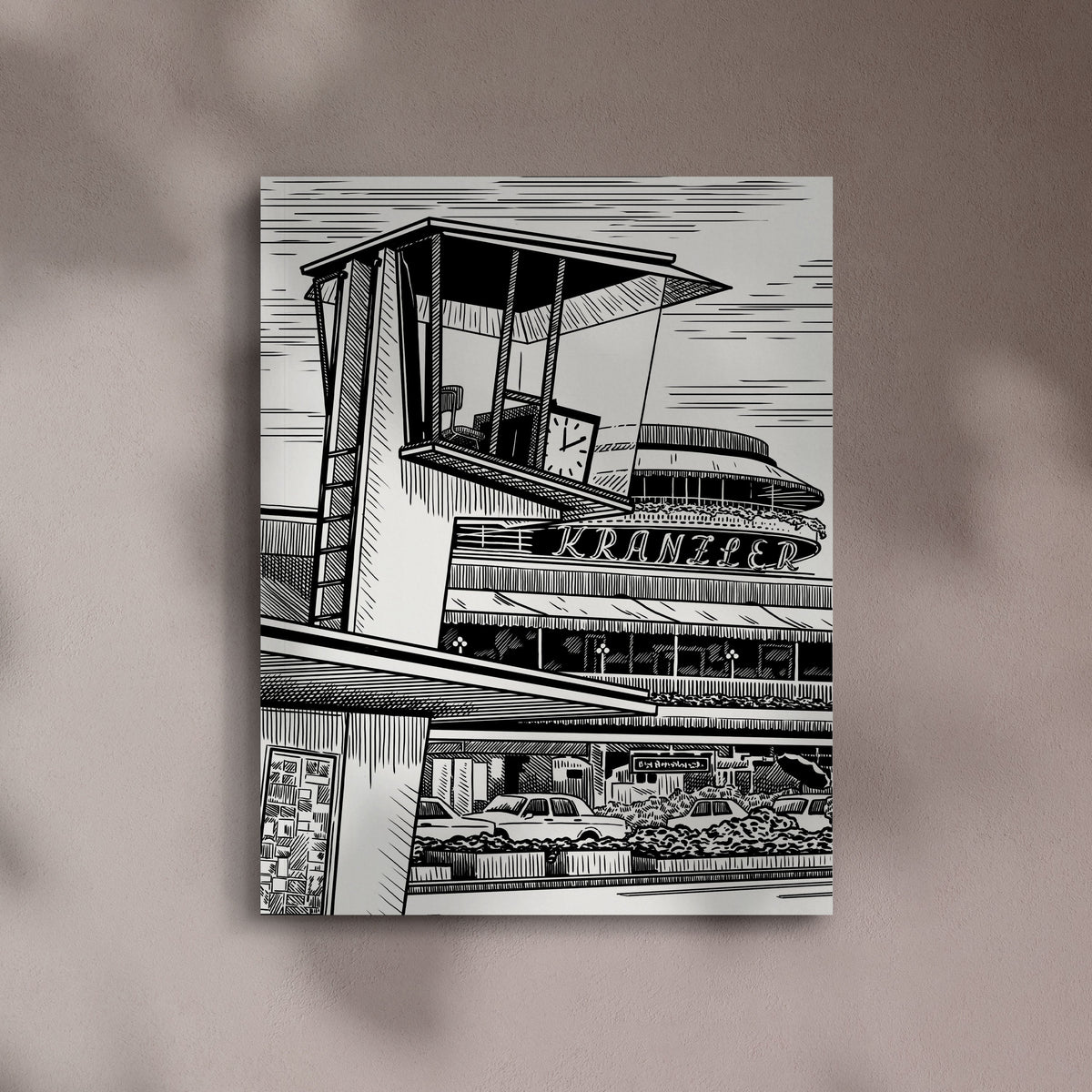 Stimmungsbild zu »1974. Einer dieser Sommer.«: Tuschezeichnung eines modernen Terrassenhauses, gerahmt an einer hellen Wand.