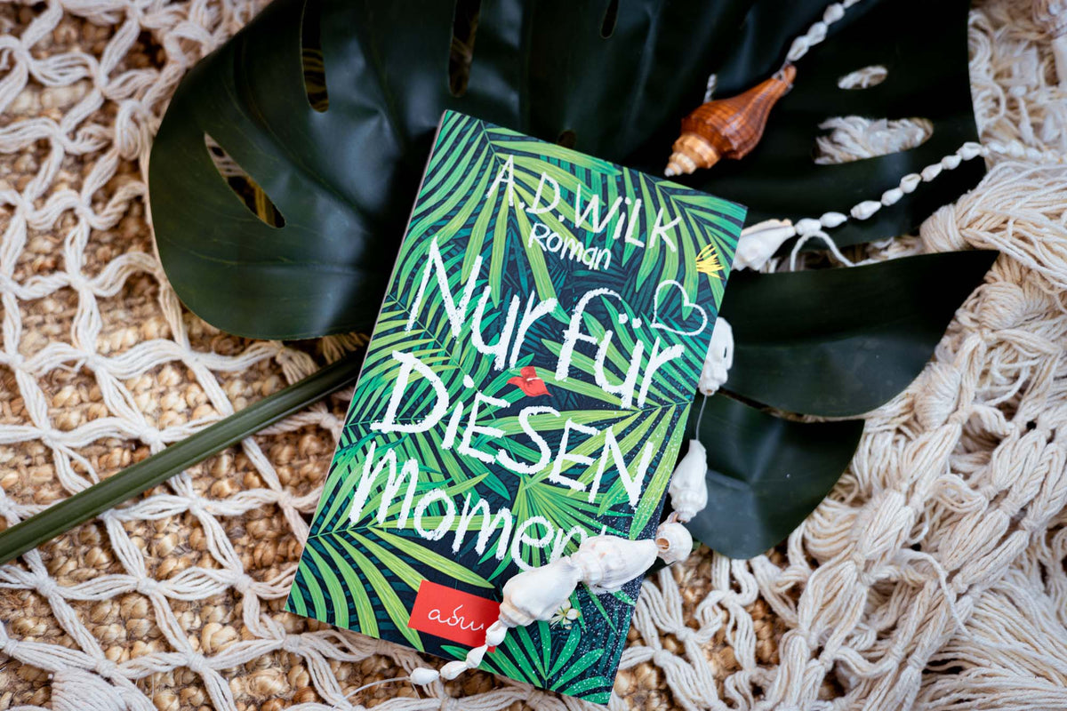 Taschenbuch »Nur für diesen Moment« mit Farbschnitt von A.D. WiLK, in Szene gesetzt.