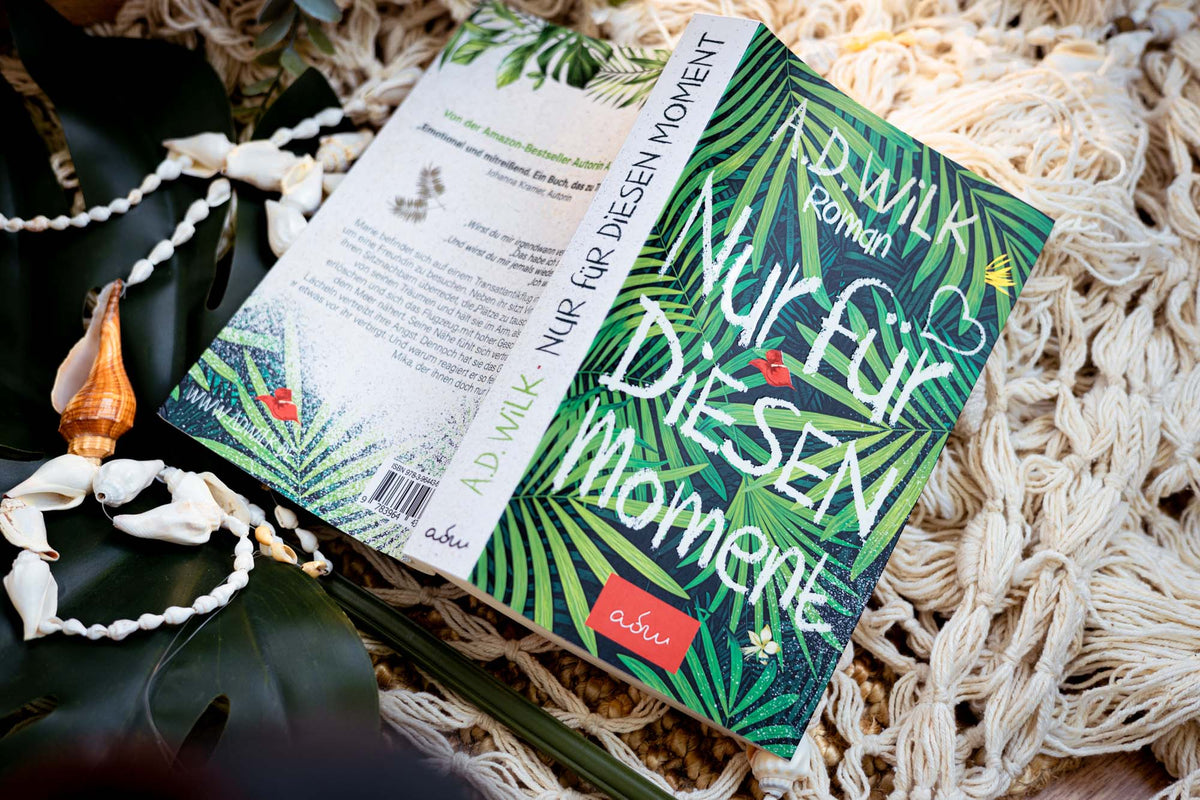 Taschenbuch »Nur für diesen Moment« mit Farbschnitt von A.D. WiLK, in Szene gesetzt.