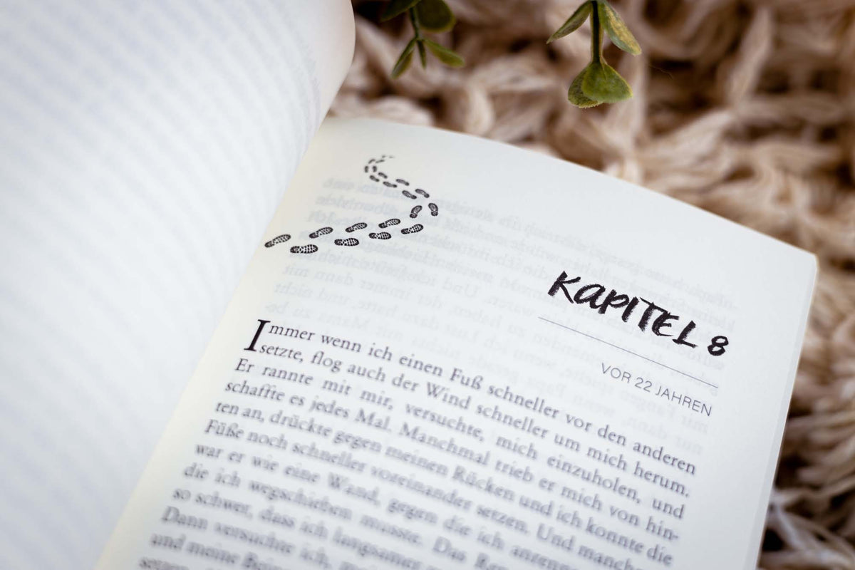 Taschenbuch »Laufe Lebe Liebe« von A.D. WiLK, in Szene gesetzt.