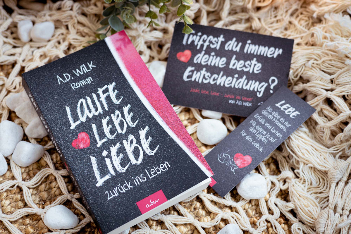 Taschenbuch »Laufe Lebe Liebe« von A.D. WiLK, in Szene gesetzt.
