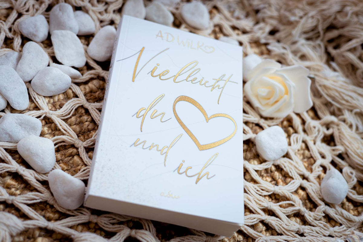 Taschenbuch »Vielleicht du und ich« von A.D. WiLK, in Szene gesetzt.