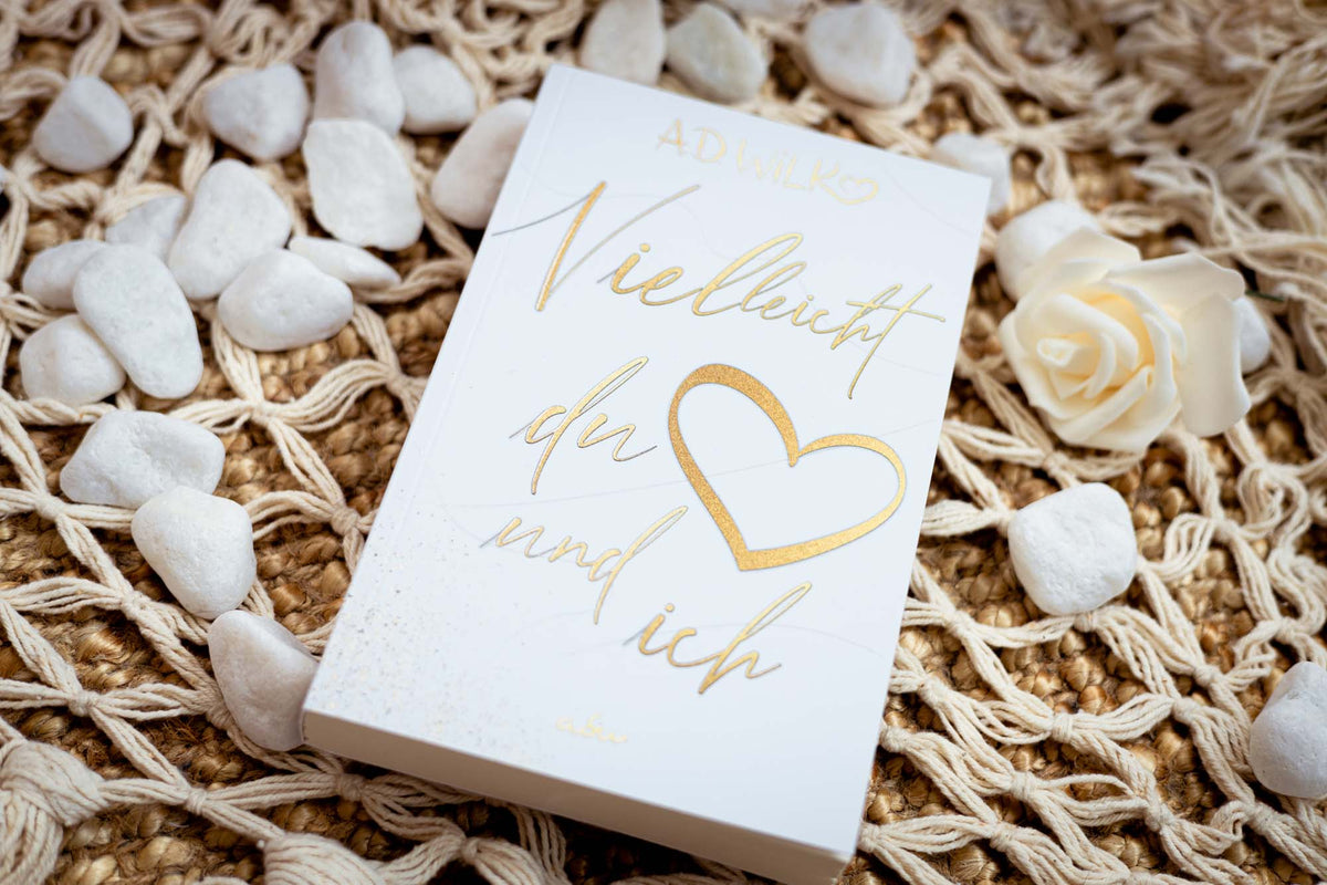 Taschenbuch »Vielleicht du und ich« von A.D. WiLK, in Szene gesetzt.