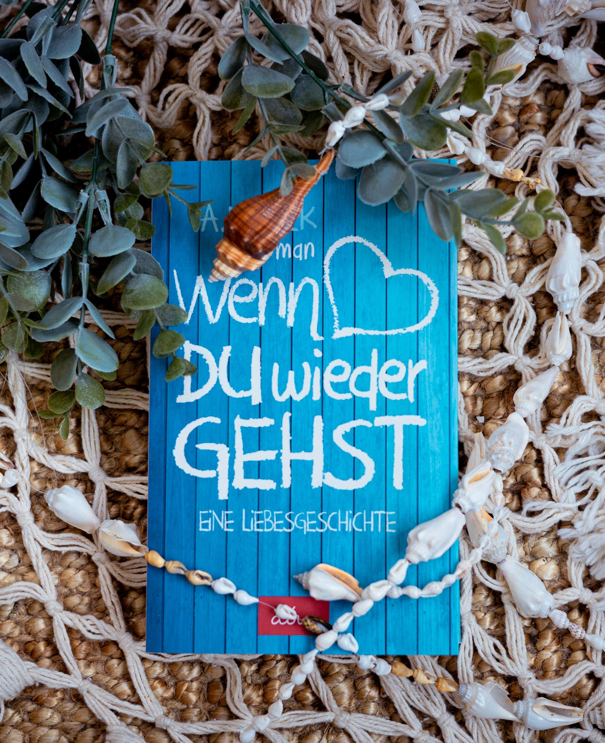 Taschenbuch »Wenn du wieder gehst« von A.D. WiLK, in Szene gesetzt.