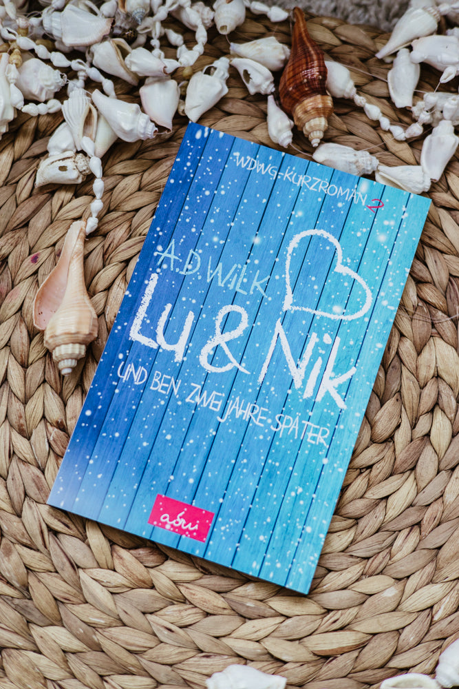 Taschenbuch »Lu & Nik. Und Ben. Zwei Jahre später.« von A.D. WiLK, in Szene gesetzt.