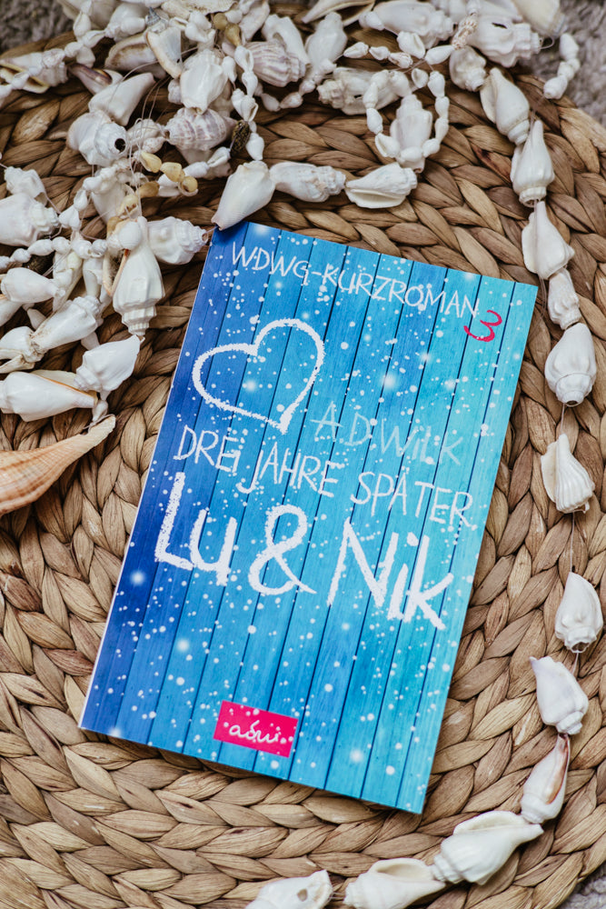 Taschenbuch »Lu & Nik. Drei Jahre später.« von A.D. WiLK, in Szene gesetzt.