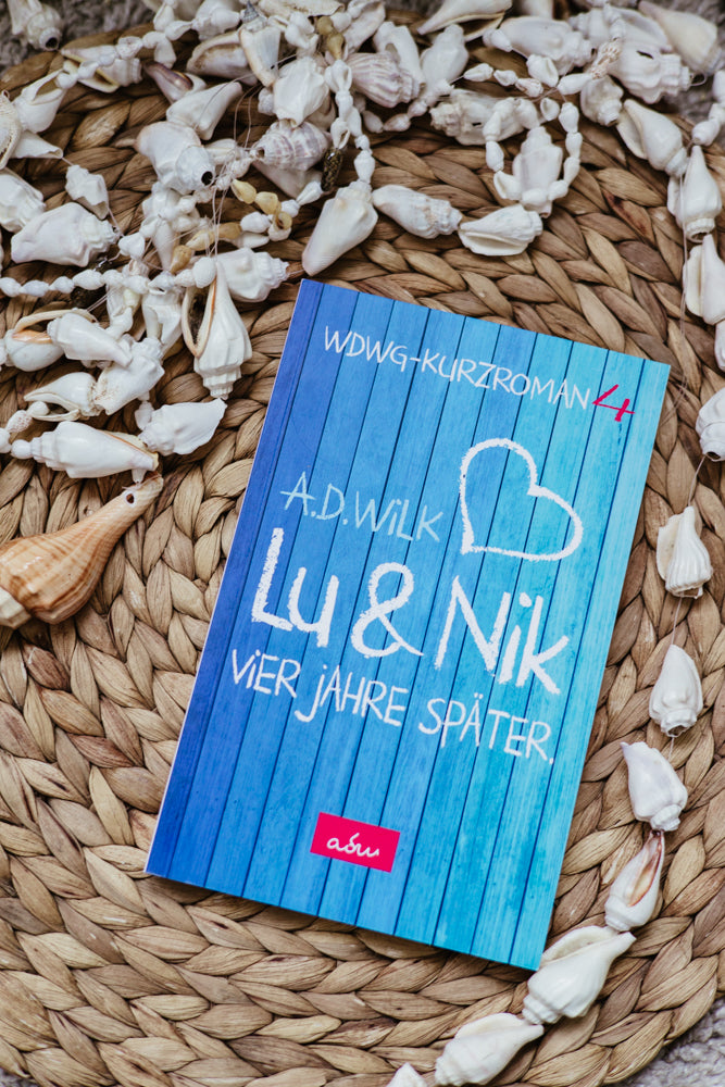 Taschenbuch »Lu & Nik. Vier Jahre später.« von A.D. WiLK, in Szene gesetzt.