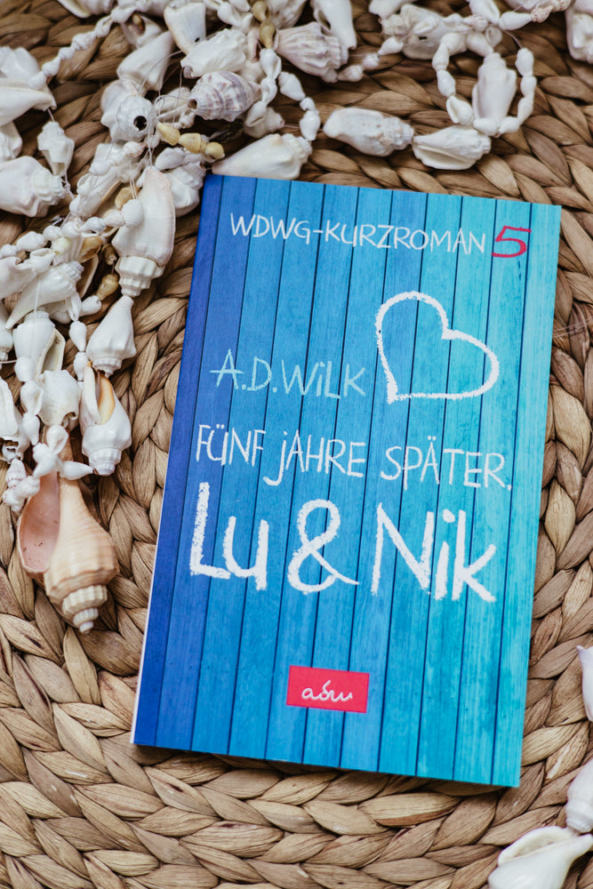 Taschenbuch »Lu & Nik. Fünf Jahre später.« von A.D. WiLK, in Szene gesetzt.