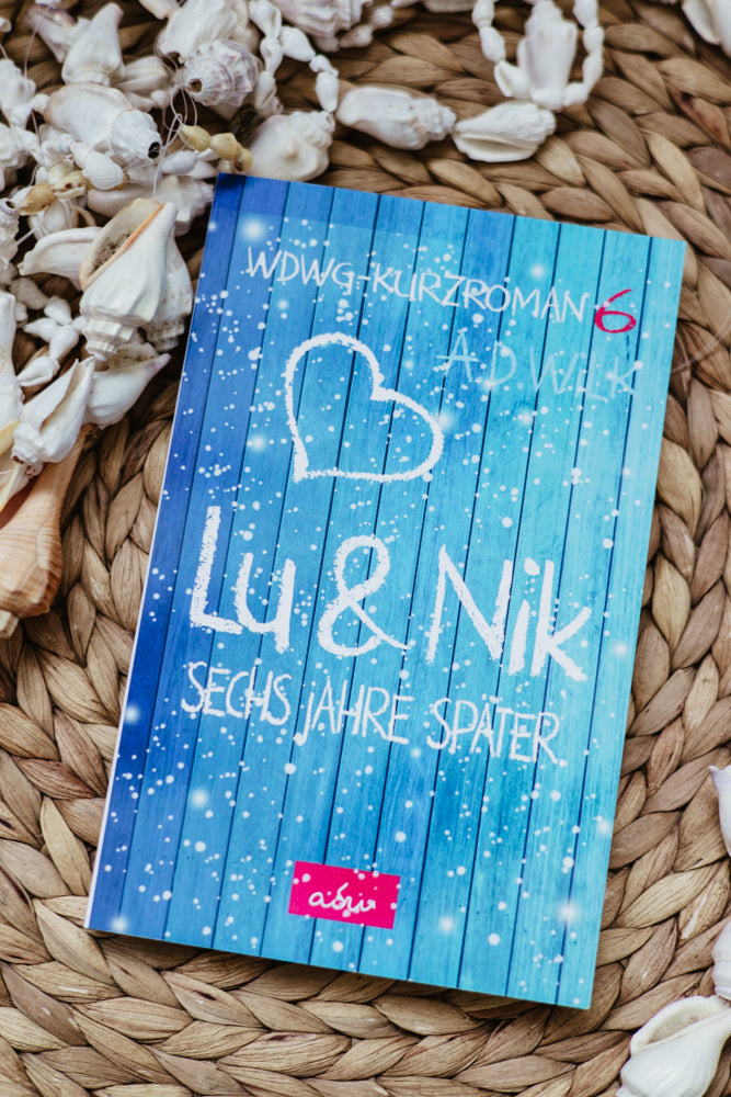 Taschenbuch »Lu & Nik. Sechs Jahre später.« von A.D. WiLK, in Szene gesetzt.