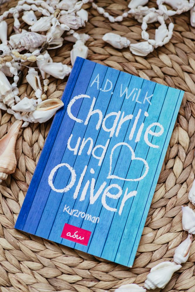 Taschenbuch »Charlie & Oliver« von A.D. WiLK, in Szene gesetzt.