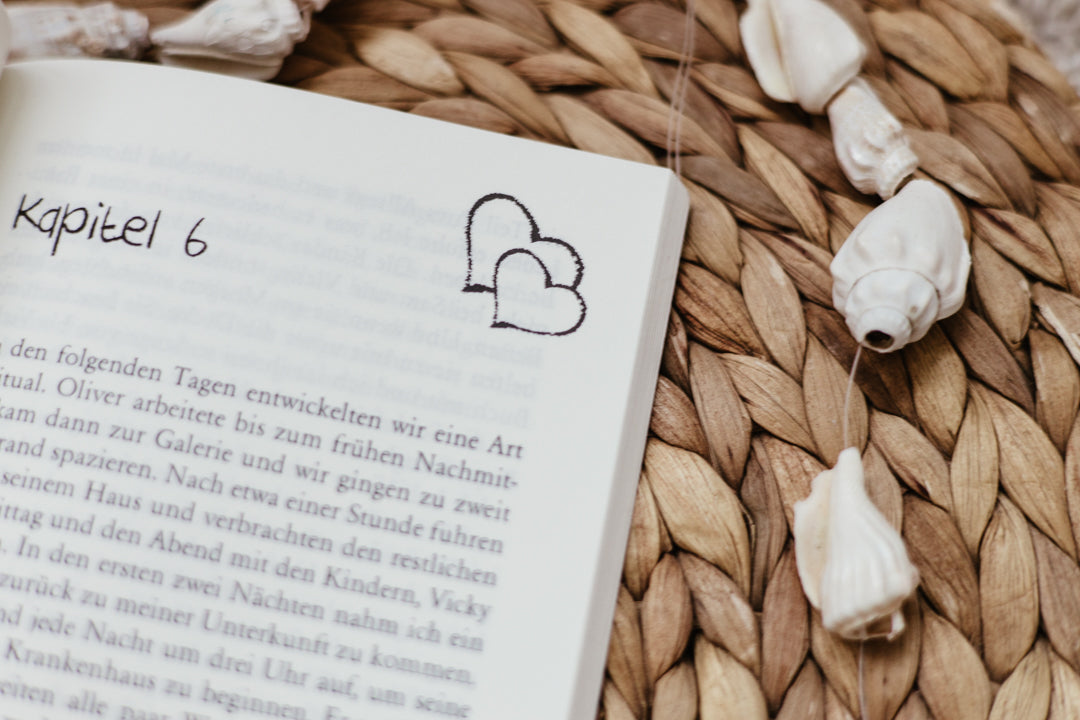 Taschenbuch »Charlie & Oliver« von A.D. WiLK, in Szene gesetzt.