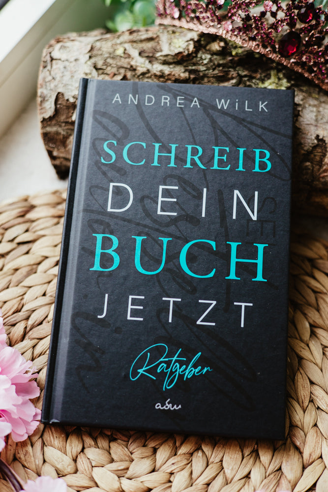 Hardcover »Schreib dein Buch jetzt. Dein Autoren Ratgeber« von A.D. WiLK, in Szene gesetzt.