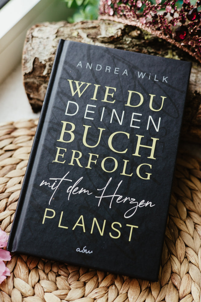 Hardcover »Wie du deinen Bucherfolg mit dem Herzen planst.« von A.D. WiLK, in Szene gesetzt.
