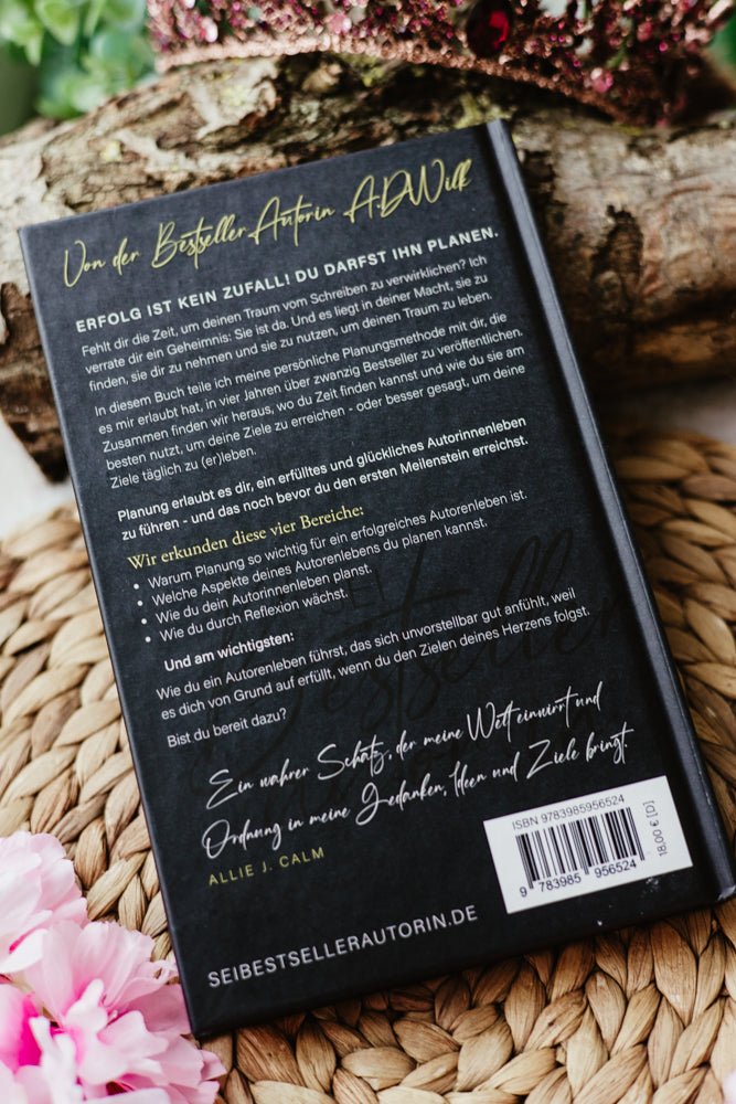 Hardcover »Wie du deinen Bucherfolg mit dem Herzen planst.« von A.D. WiLK, in Szene gesetzt.