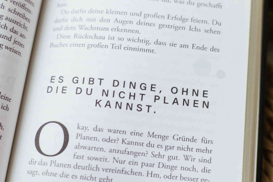 Hardcover »Wie du deinen Bucherfolg mit dem Herzen planst.« von A.D. WiLK, in Szene gesetzt.
