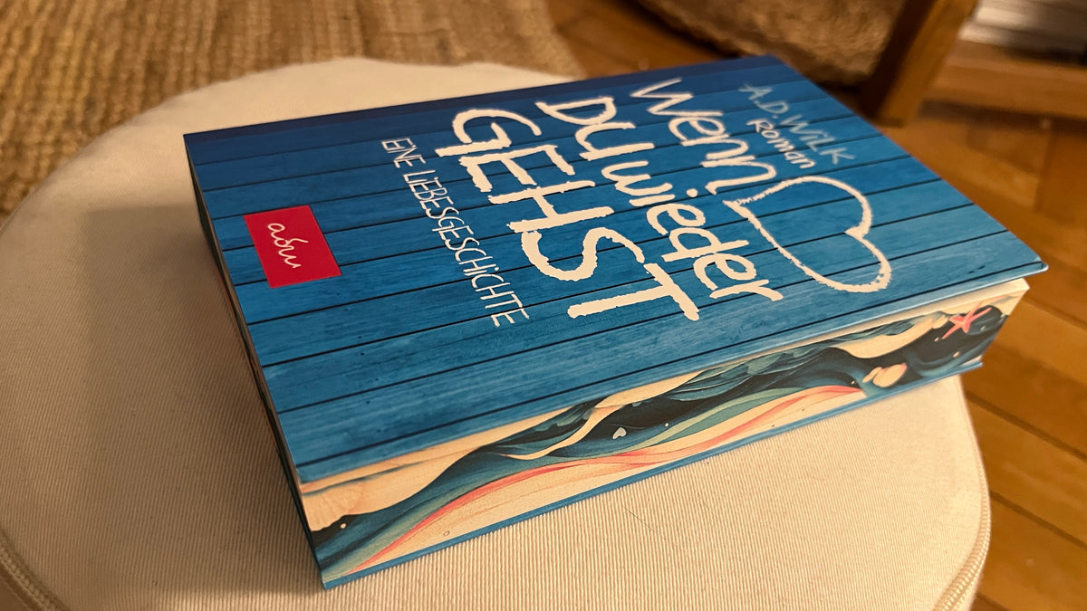 Taschenbuch »Wenn du wieder gehst« von A.D. WiLK, in Szene gesetzt.