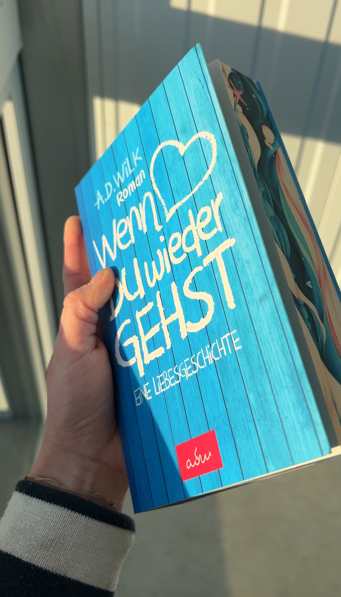 Taschenbuch »Wenn du wieder gehst« von A.D. WiLK, in Szene gesetzt.