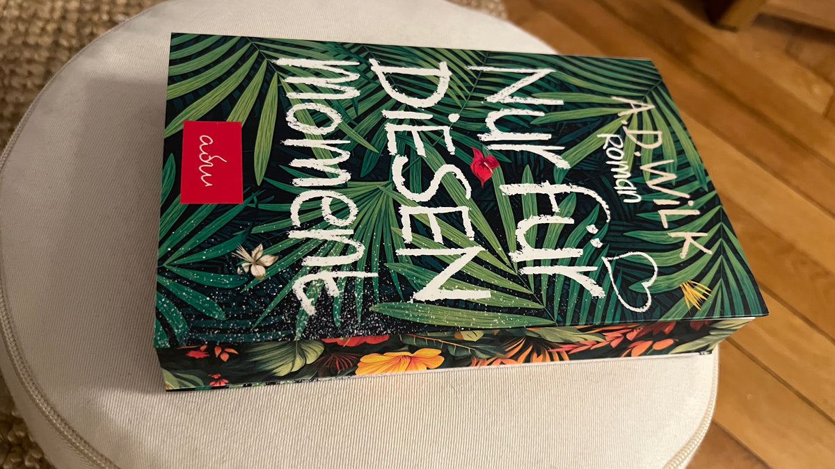 Taschenbuch »Nur für diesen Moment« mit Farbschnitt von A.D. WiLK, in Szene gesetzt.