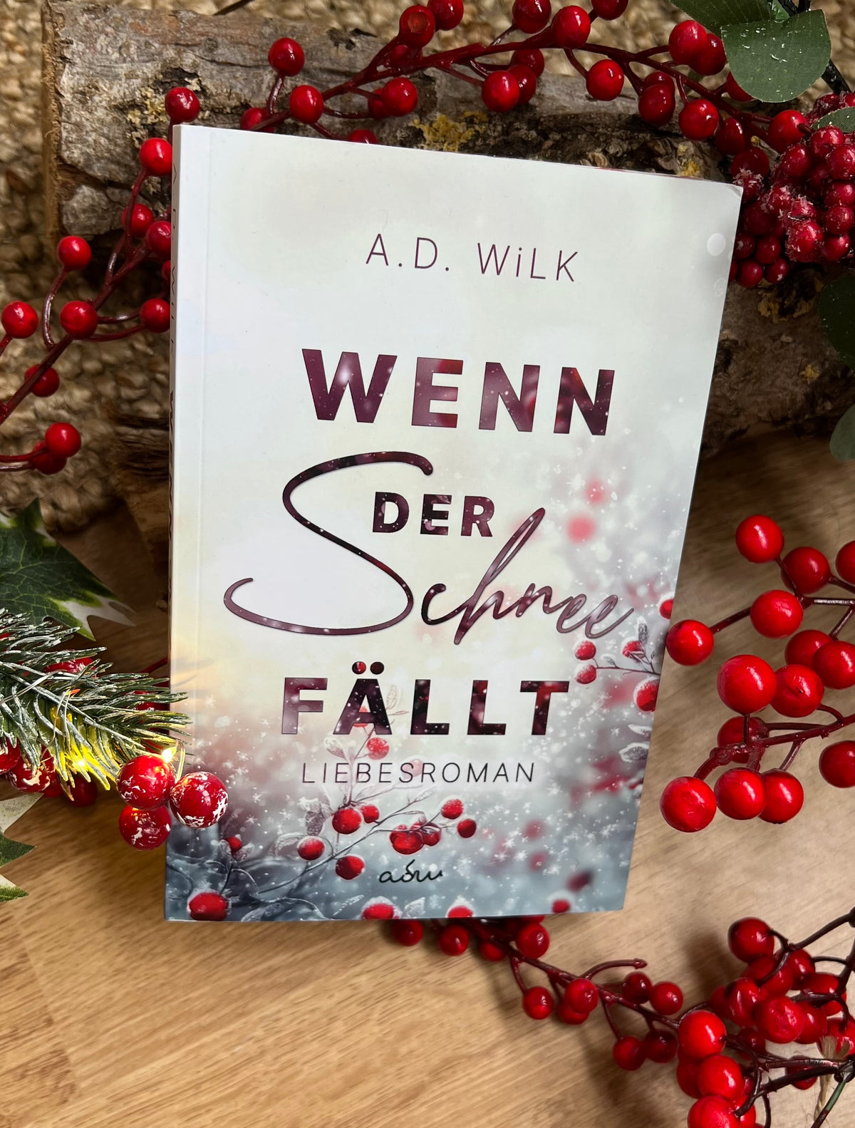 Taschenbuch »Wenn der Schnee fällt« von A.D. WiLK, in Szene gesetzt.
