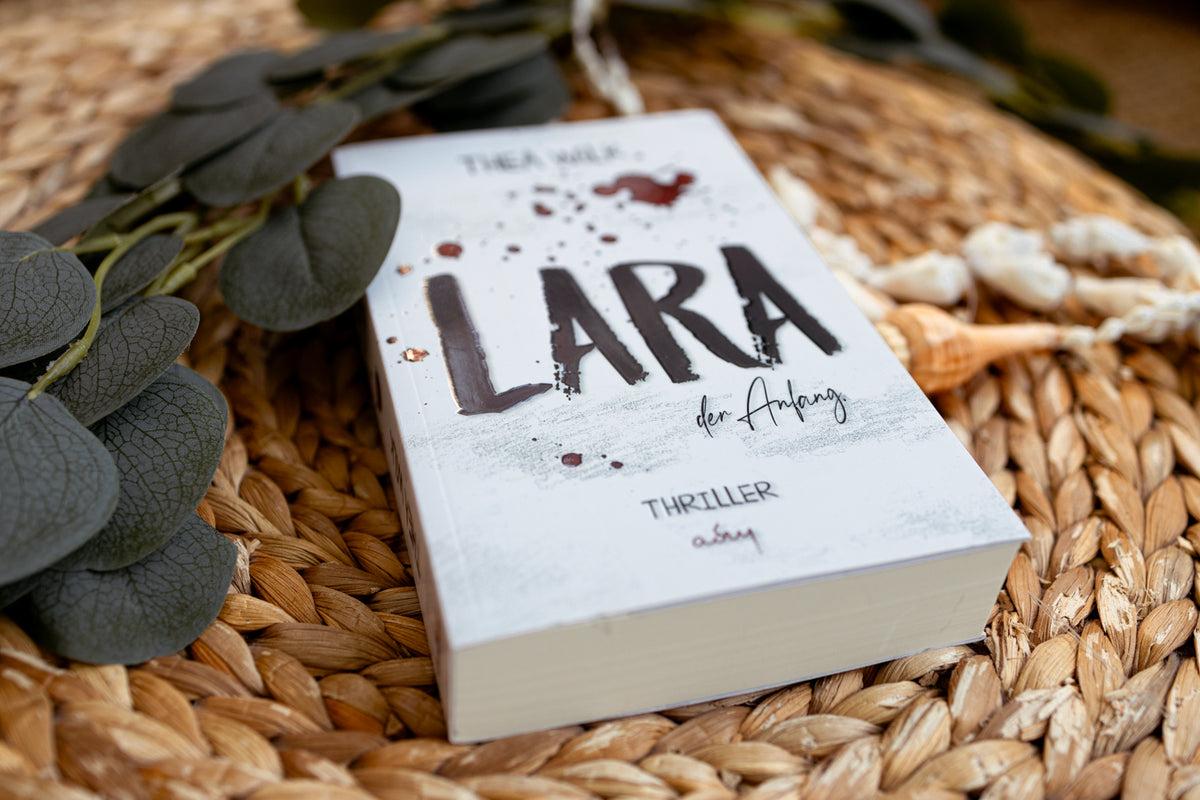 Taschenbuch »LARA. der Anfang.« von THEA WiLK, in Szene gesetzt.