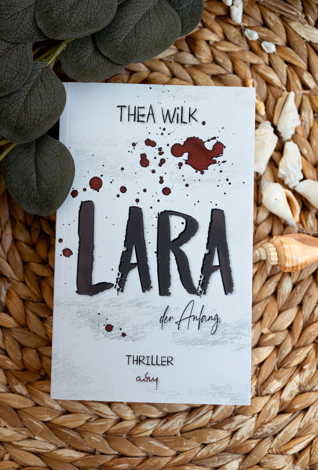 Taschenbuch »LARA. der Anfang.« von THEA WiLK, in Szene gesetzt.