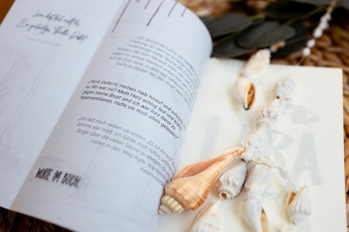 Taschenbuch »LARA. der Anfang.« von THEA WiLK, in Szene gesetzt.
