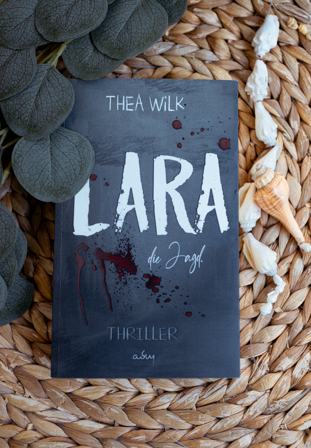 Taschenbuch »LARA. die Jagd.« von THEA WiLK, in Szene gesetzt.