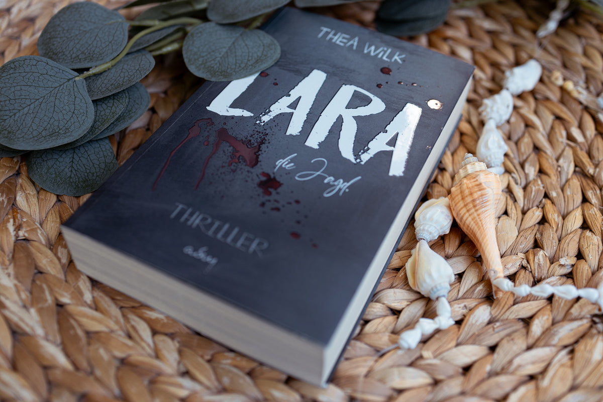 Taschenbuch »LARA. die Jagd.« von THEA WiLK, in Szene gesetzt.
