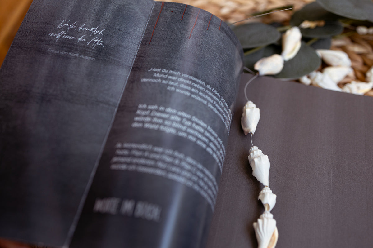 Taschenbuch »LARA. die Jagd.« von THEA WiLK, in Szene gesetzt.