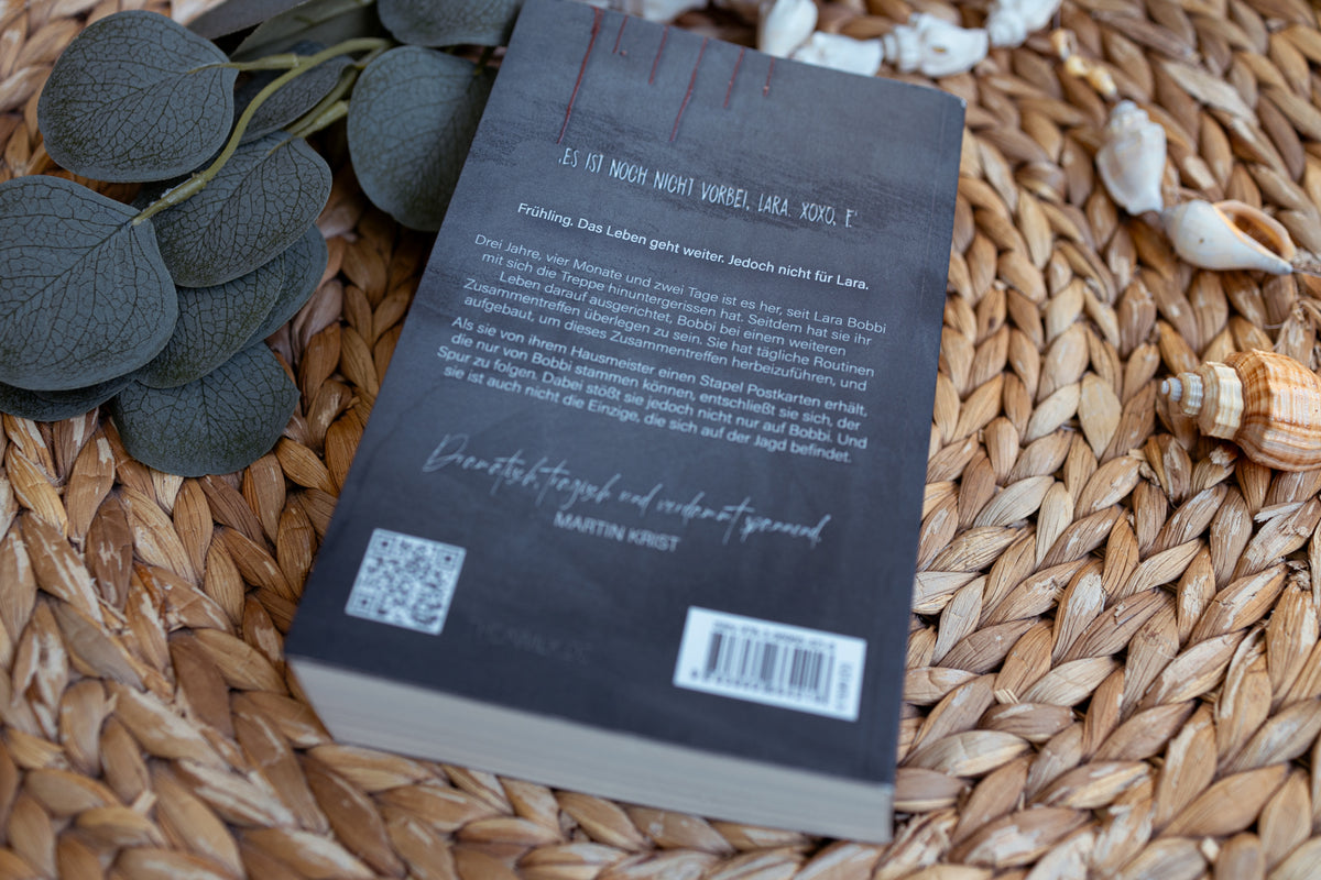 Taschenbuch »LARA. die Jagd.« von THEA WiLK, in Szene gesetzt.