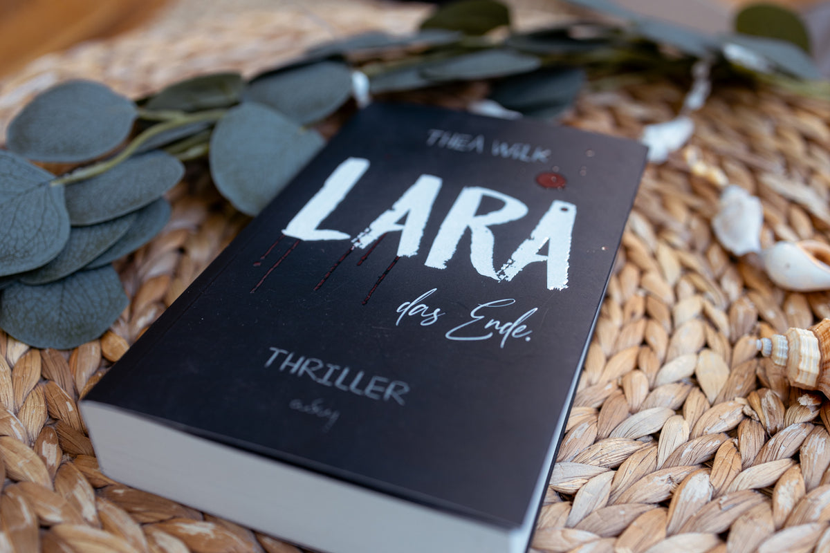 Taschenbuch »LARA. das Ende.« von THEA WiLK, in Szene gesetzt.