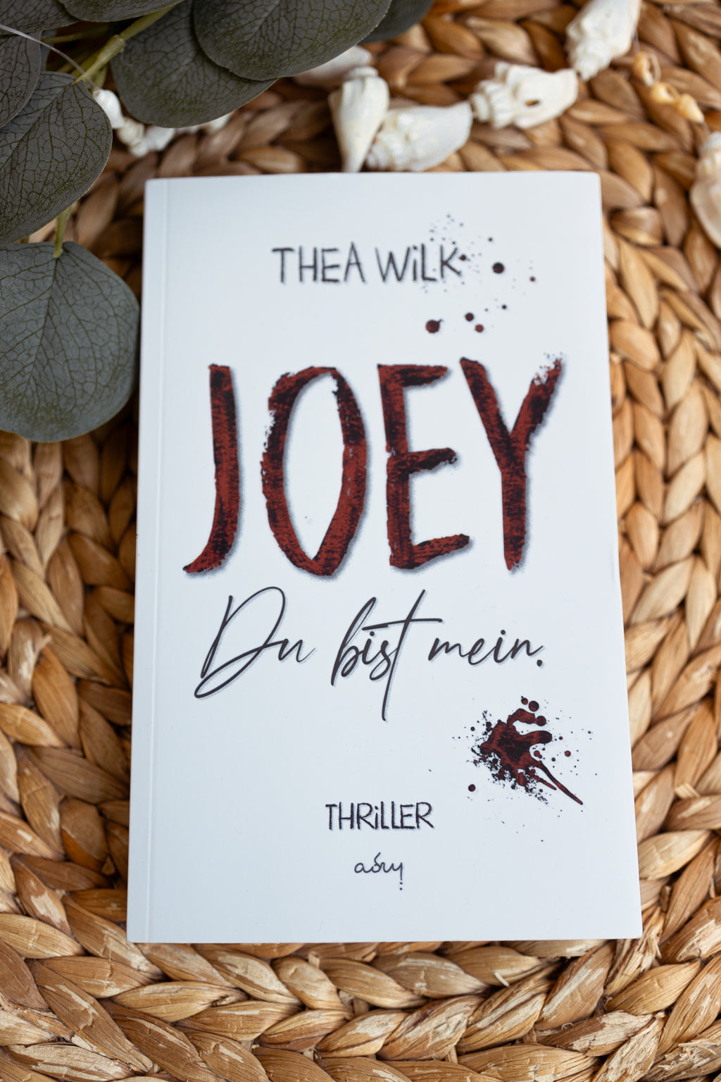 Taschenbuch »JOEY. du bist mein.« von THEA WiLK, in Szene gesetzt.