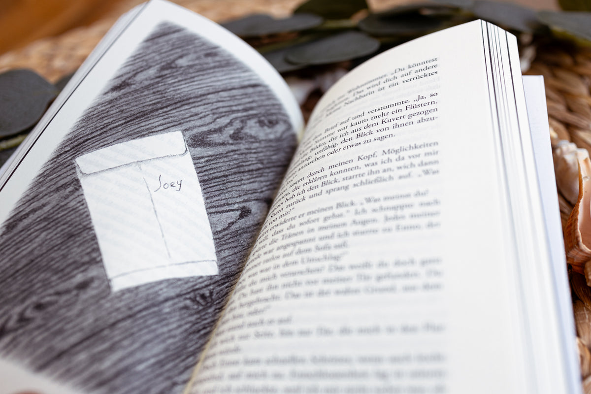 Taschenbuch »JOEY. du bist mein.« von THEA WiLK, in Szene gesetzt.