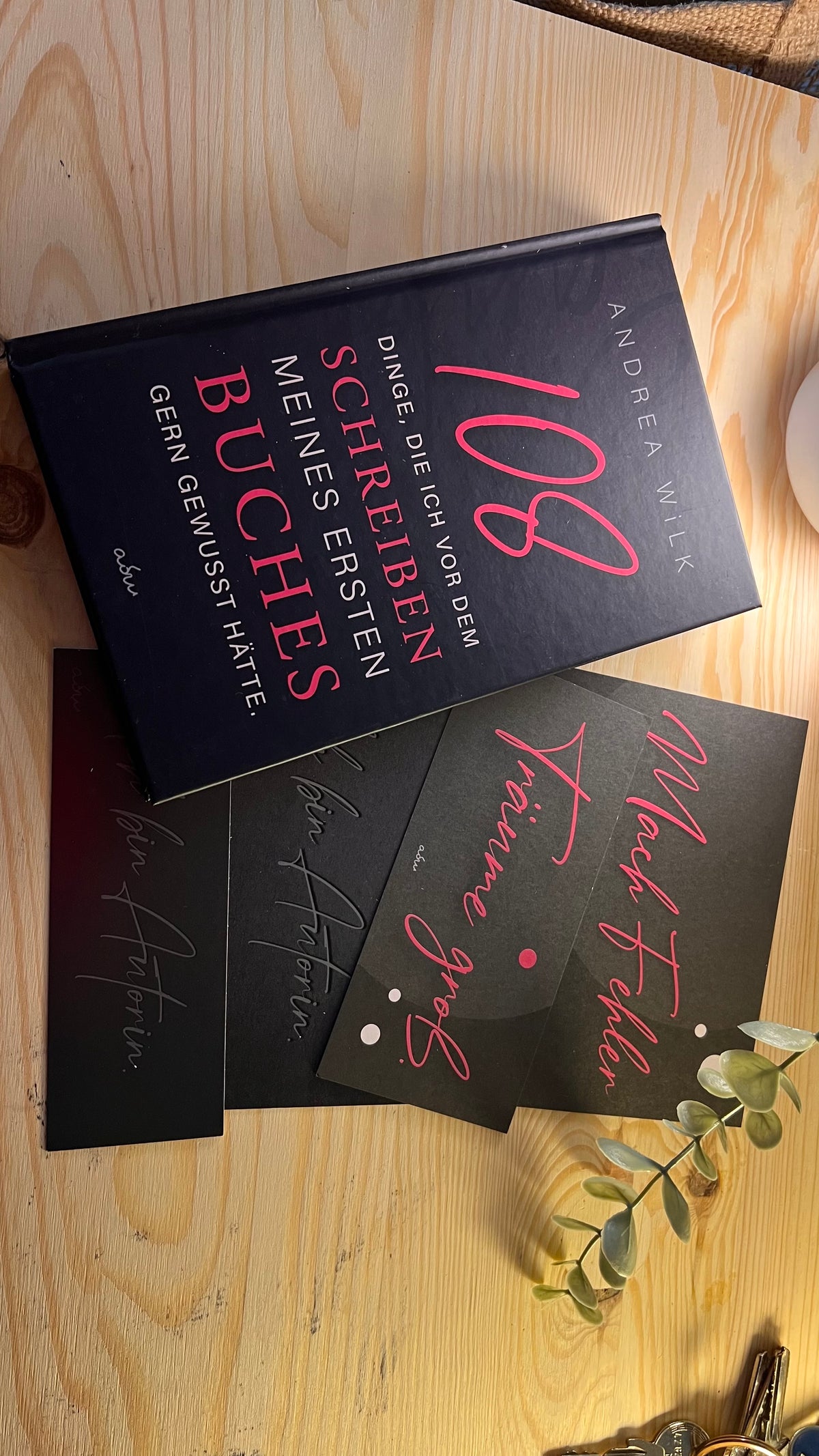 Hardcover »108 Dinge, die ich vor dem Schreiben meines ersten Buches gern gewusst hätte.« von A.D. WiLK, in Szene gesetzt.