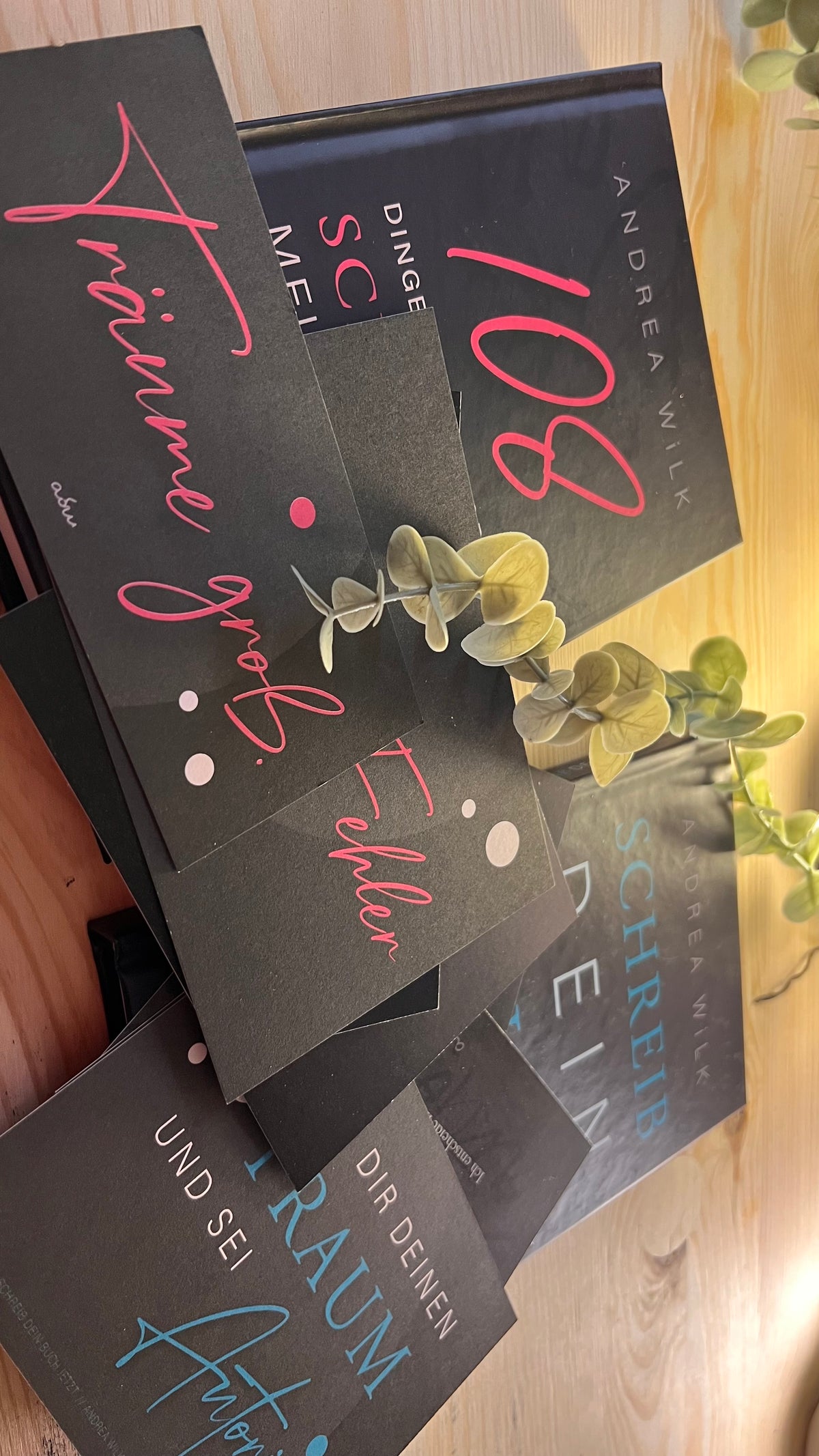 Bücher »108 Dinge …« und »Schreib dein Buch jetzt« von A.D. WiLK gemeinsam in Szene gesetzt.