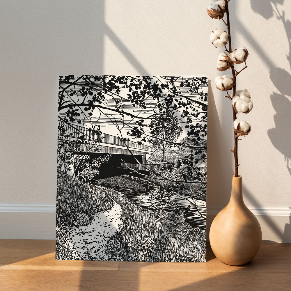 Stimmungsbild zu »1984. Einer dieser Sommer.«: Tuschezeichnung einer Landschaft mit Bäumen und einem Weg, an eine Wand gelehnt neben einer Vase mit Baumwollzweig.