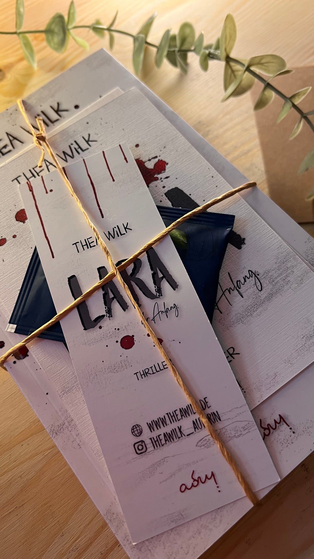 LARA. der Anfang. von THEA WiLK, Thriller, blutrote Typografie und blutige Spritzer auf hellem Grund.