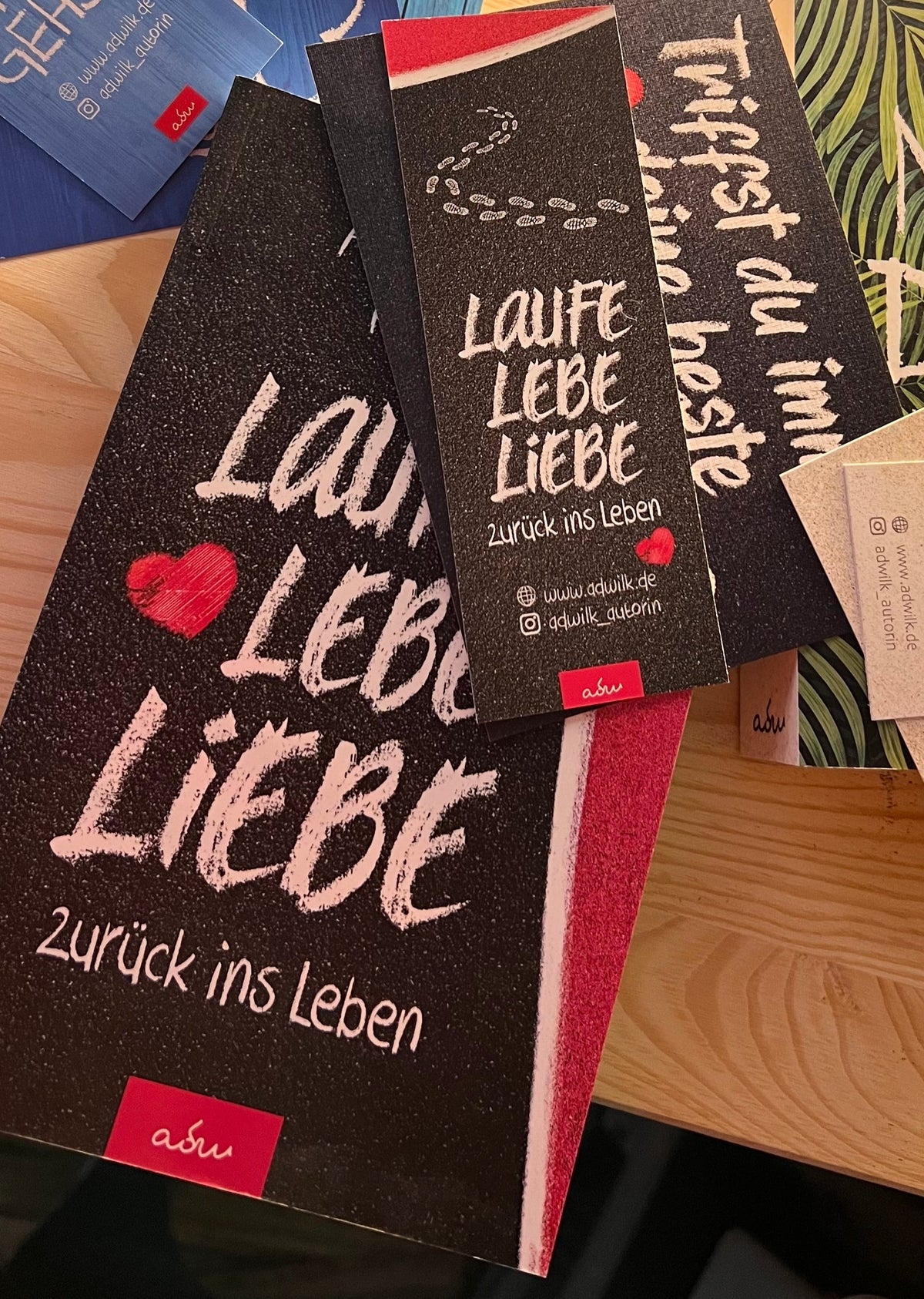 Bücher »Laufe Lebe Liebe« und »Nur für diesen Moment« von A.D. WiLK gemeinsam in Szene gesetzt.