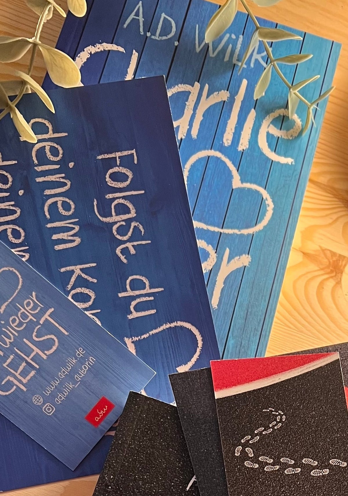 Taschenbuch »Charlie & Oliver« von A.D. WiLK, in Szene gesetzt.
