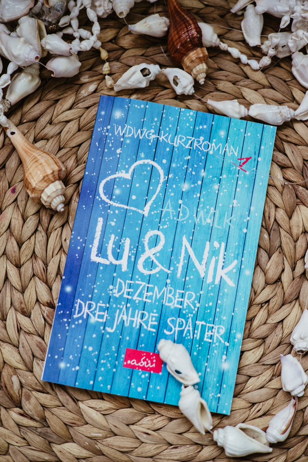 Taschenbuch »Lu & Nik. Dezember. Ein Jahr später.« von A.D. WiLK, in Szene gesetzt.