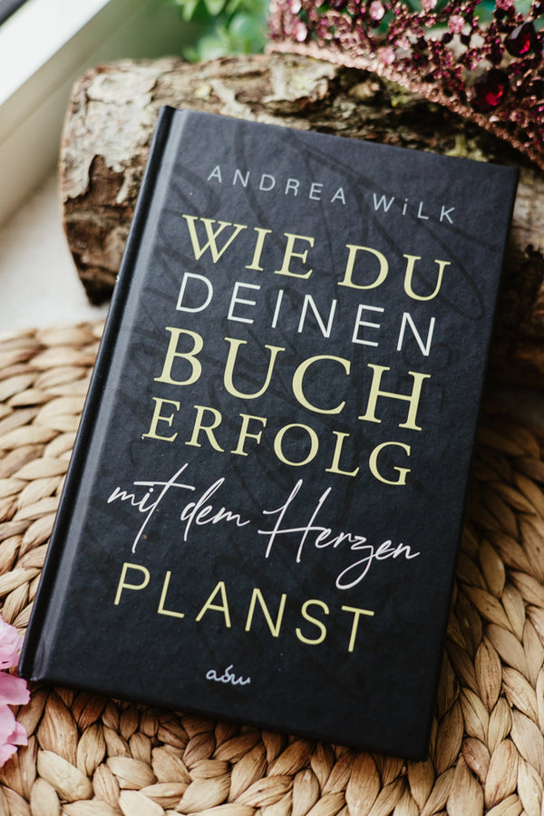 Hardcover »Wie du deinen Bucherfolg mit dem Herzen planst.« von A.D. WiLK, in Szene gesetzt.