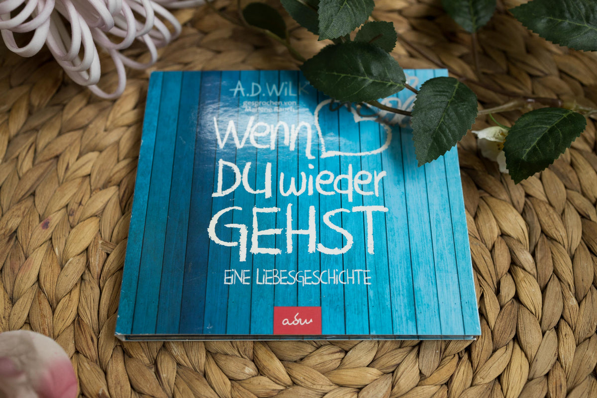 Wenn du wieder gehst von A.D. WiLK, Liebesroman, Hörbuch-Ausgabe, CD mit blauer Holzbrett-Optik und weißer Kreideschrift.