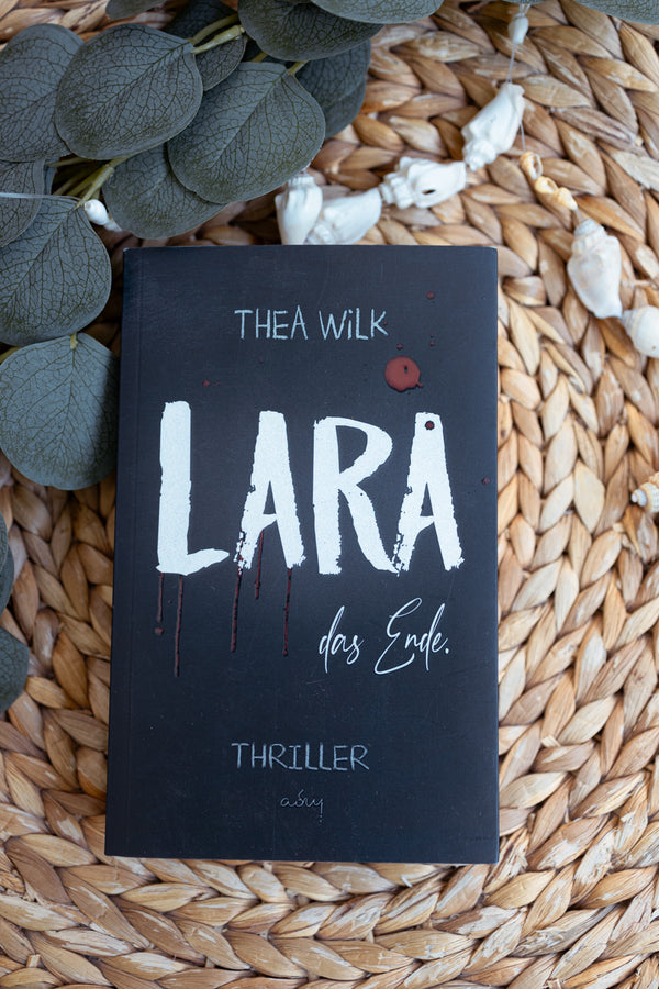 Taschenbuch »LARA. das Ende.« von THEA WiLK, in Szene gesetzt.